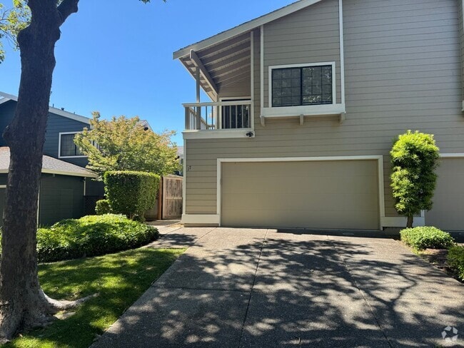 Building Photo - Charming and Serene 3BD/2.5BA Duet In Desi... Rental