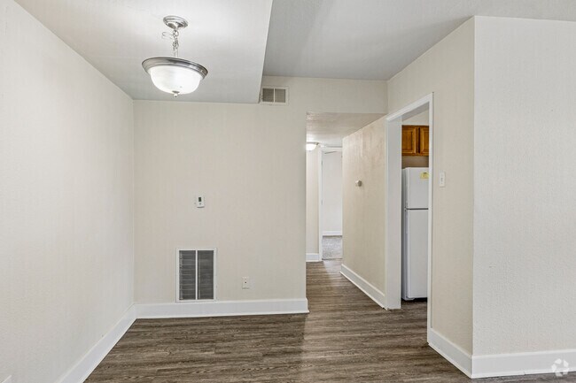 1BR, 1BA - 637SF - Dining Room