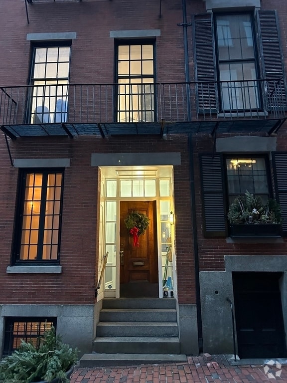 Building Photo - 36 Temple St Unit 2 Rental