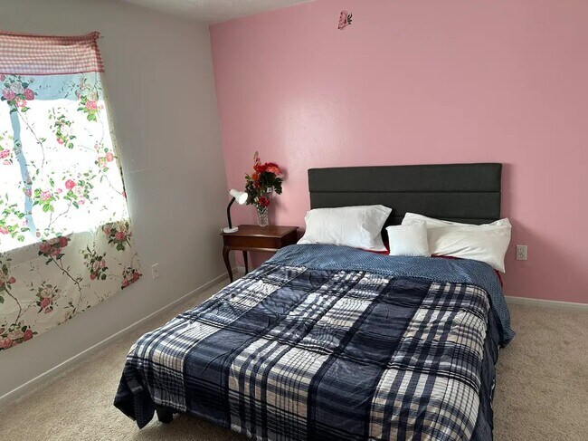 Fully Furnished room for rent - 9414 Worfield Ct House