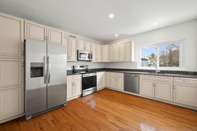 Photo - 1153 Stratfield Rd Unit 1153