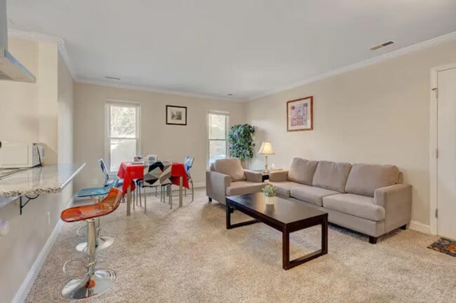 Building Photo - 2225 Summit St Unit ID1391826P