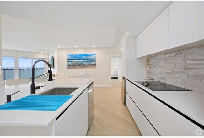Building Photo - 6767 Collins Ave Unit 1710 Rental