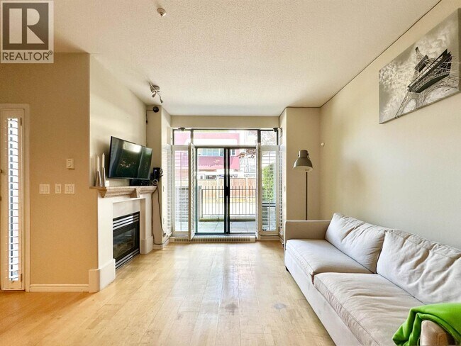 Photo - 2688 Vine St