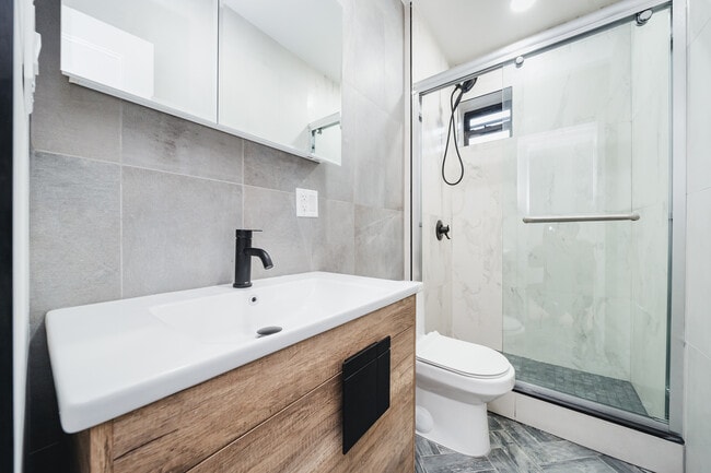 Photo - 558 E 191st St