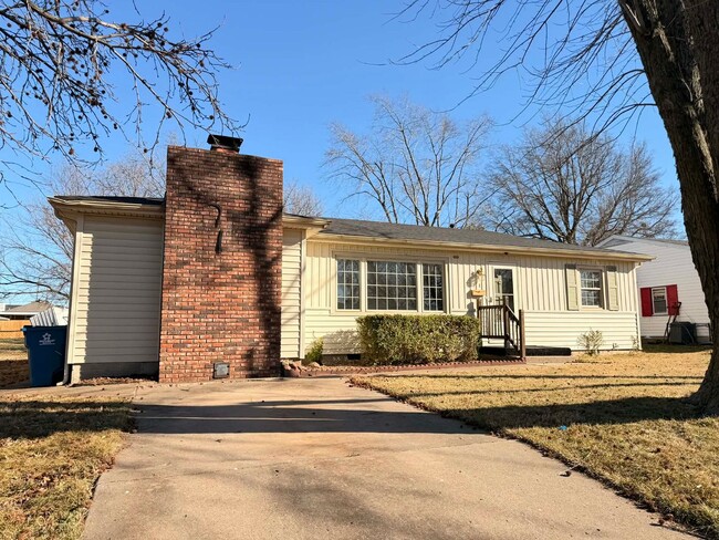 Building Photo - CUTE 3 BEDROOM / 2 BATHROOM HOUSE WITH FENCED IN YARD IN JOPLIN MO!!!
