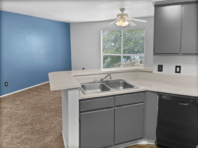 2 BR, 2BA - Kitchen/Living