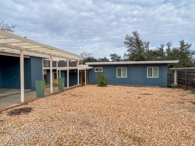 Building Photo - Spacious, Refreshed 2 Bed 1 Bathroom House In Redding!