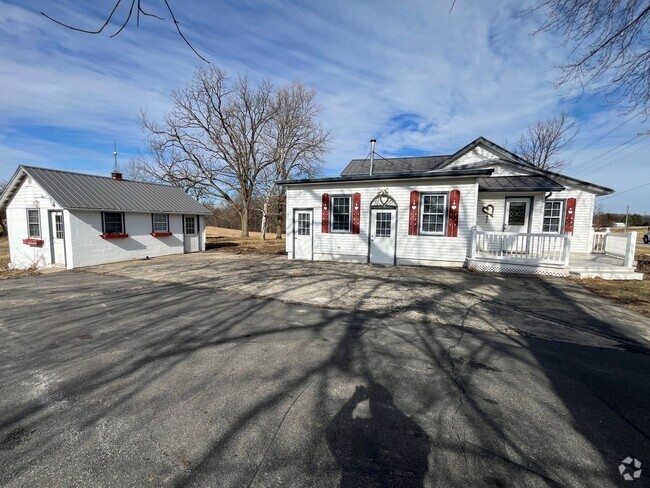 Building Photo - 5-Bedroom Farmhouse North of Middlebury in...