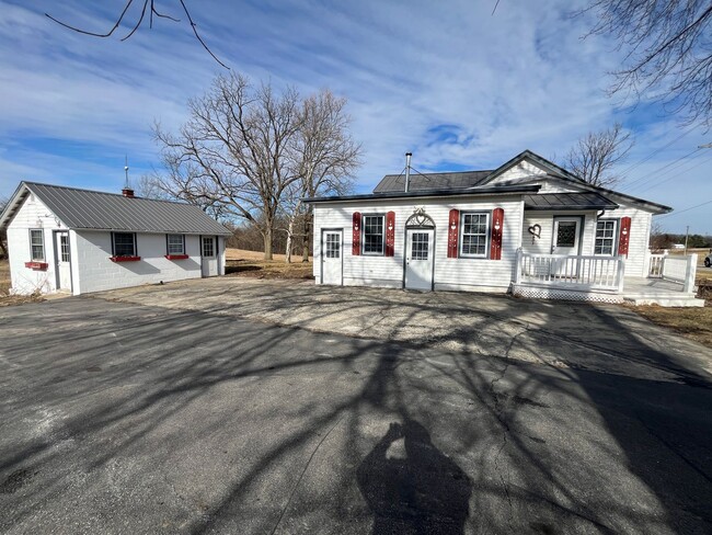 5-Bedroom Farmhouse North of Middlebury in... - 5-Bedroom Farmhouse North of Middlebury in...