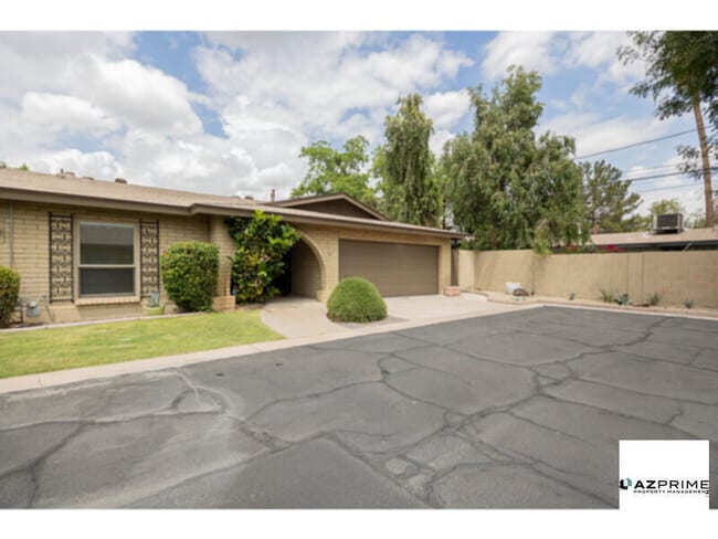Building Photo - Stylish 2/2 Phoenix Townhome with Open Flo...