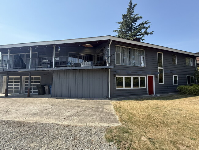 Building Photo - Spacious 3 Bedroom Unit 2 Rental