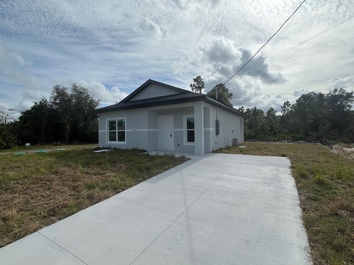 Brand new 2/1 -LARGE BACK YARD- LEHIGH ACRES - Brand new 2/1 -LARGE BACK YARD- LEHIGH ACRES
