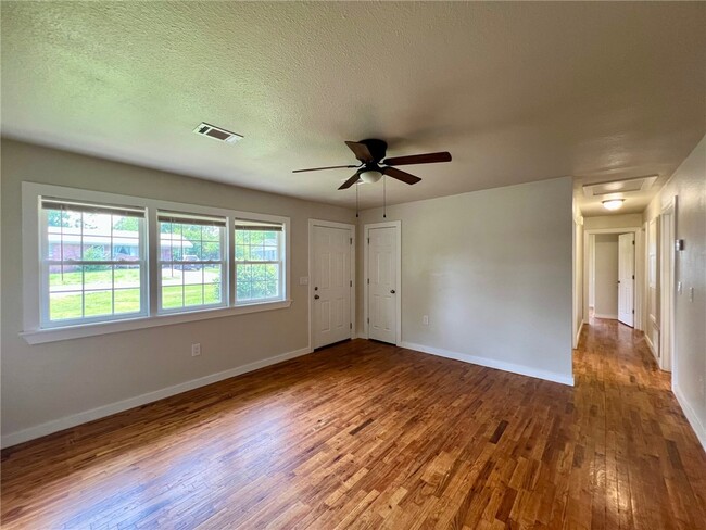Photo - 606 Elgin St NE
