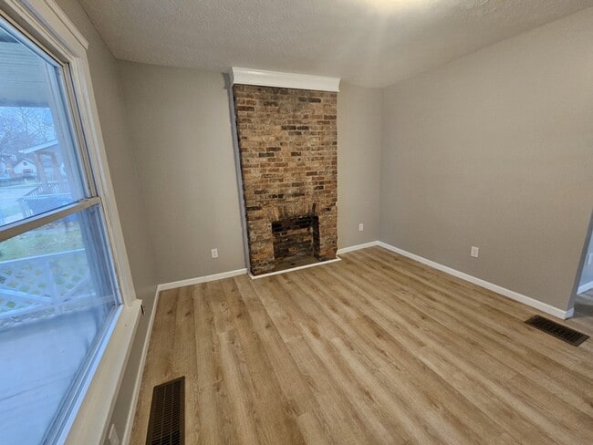 Photo - 1914 W 58th St