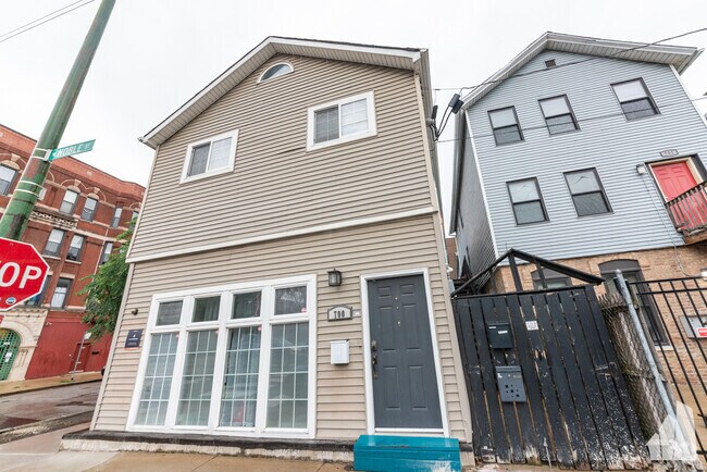 Building Photo - 700 N Noble St Unit #  02W Rental
