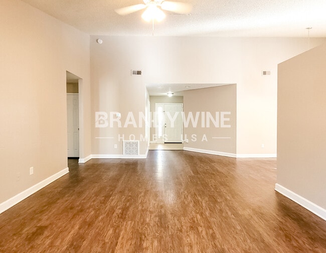 Photo - 542 Queensbridge Dr