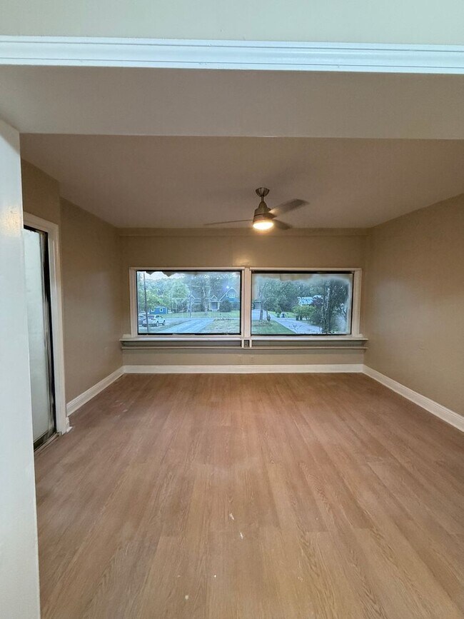 Photo - 967 Lake Dr