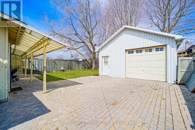 Photo - 1425 Lakefield St