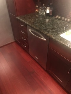 Lavavajillas de acero inoxidable y suelo de palisandro. - 1861 Pandora Ave Unidad 1