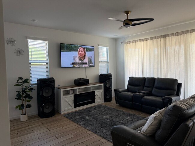 7407 W Gardenia Ave