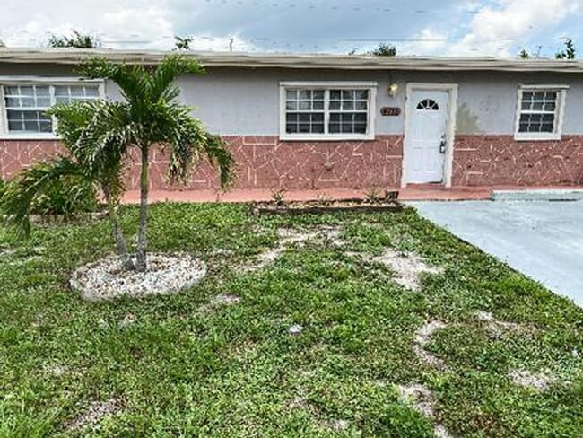 Building Photo - Excellent 2/1 Duplex in Desirable Area