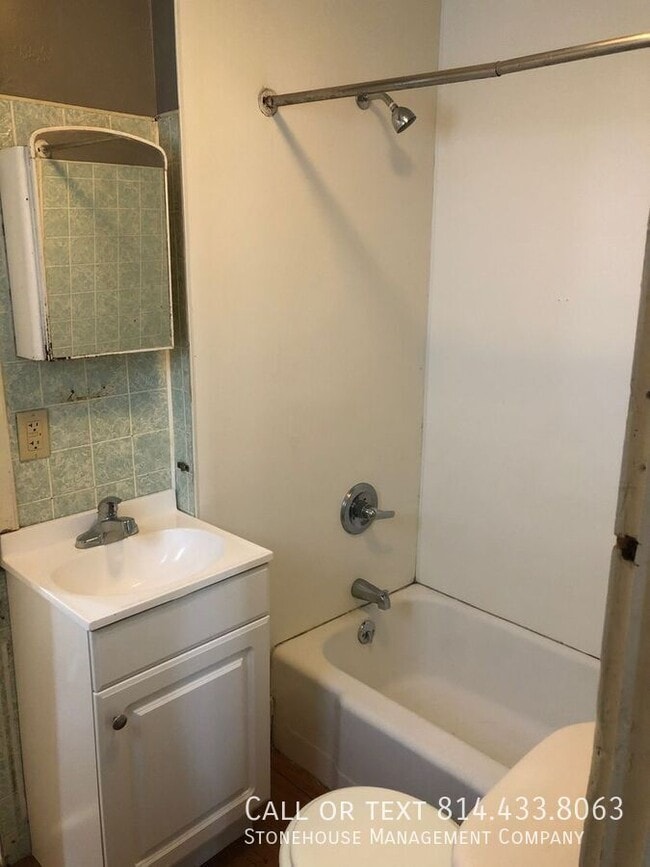 Photo - 613 E 13th St Unidad Apartment 2