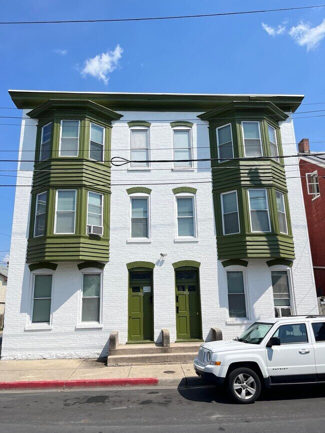 Photo - 352 S Locust St Unidad Apt #3