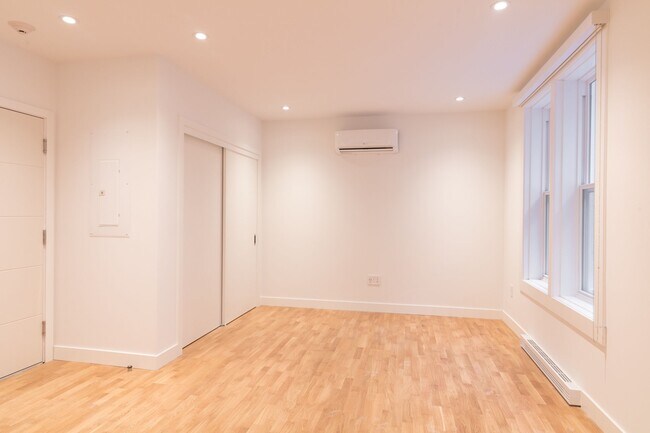 Photo - 3730 Chemin Queen Mary Unit 105