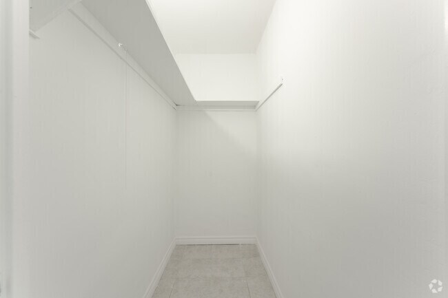 3BR, 1BA - 1,022SF - Closet