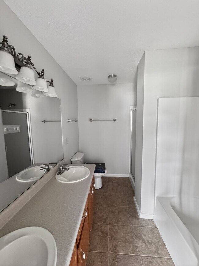Photo - RATE DROP ALERT (was $2100/month) and MOVE-IN SPECIAL: $500 OFF 1ST MONTH'S RENT!**