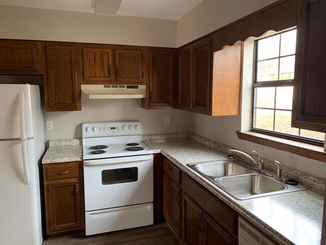 Building Photo - Remodeled 2bed/1.5 Bath Townhouse