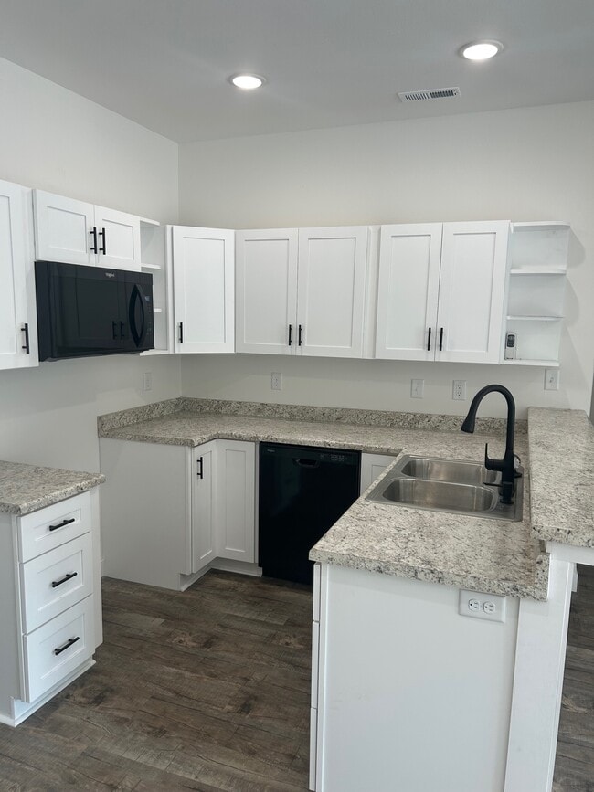 Photo - 585 Panich St