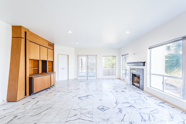 Building Photo - 1302 Marina Bay Dr Unit 101A