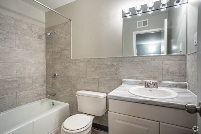 2 habitaciones, 1 baño - 960 pies cuadrados - Colonial - Baño - West Gate Terrace