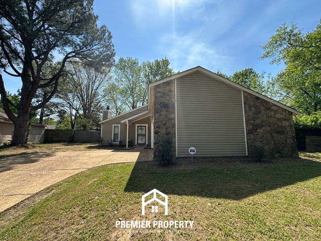 Building Photo - Charming 3BR/2BA Home in 38141 | Vaulted Ceilings, Fireplace & 2-Car Garage