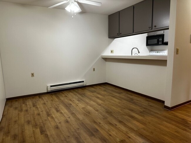 Building Photo - Spacious 1 Bedroom Condo with Pool Unit 103