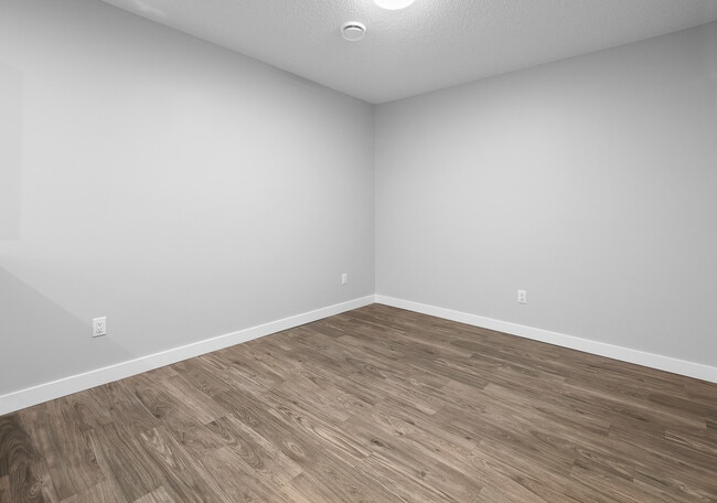 Photo - 1360 Erker Cres NW