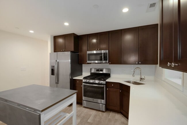 Chef's Kitchen w/ Quartz Countertops, Stainless Steel Appliances, Gas Range, Refrigerator w/ Water Dispenser, Tons of Cabinet and Counter Space! - 1892 Ontario Pl NW Unit #2