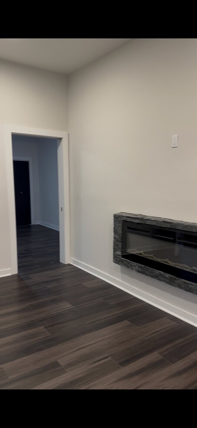 Photo - 852 Custer St