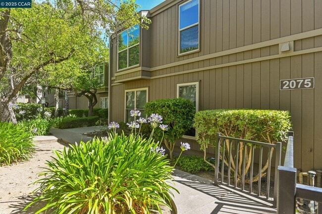 Building Photo - 2075 Ascot Dr Unit 222 Rental