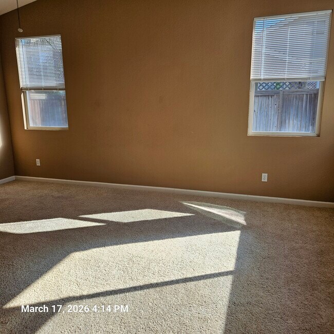 Photo - 916 Sawyer Way