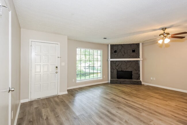 Photo - 440 Creekside Ct