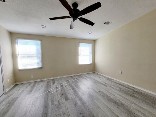 Photo - 305 Paddock St