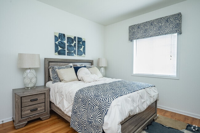 2BR, 2BA - 1253SF - Bedroom