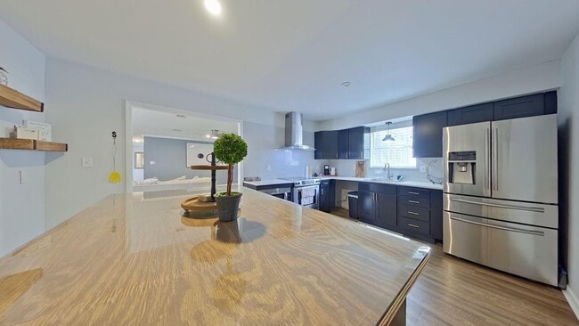 Building Photo - 3083 Skyline Dr