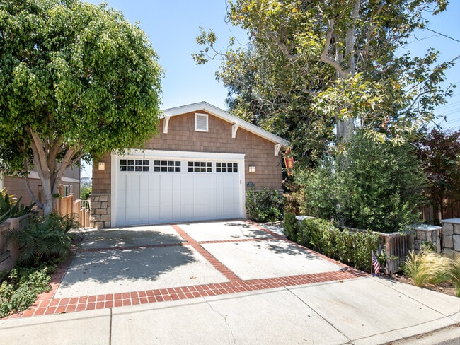 Building Photo - Exquisite Tree Section Home