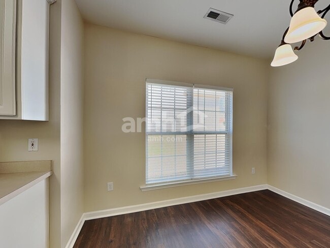 Photo - 808 Bindon Ln