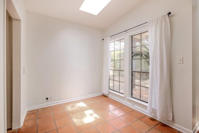 Photo - 2909 Windsor Rd