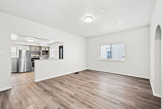 Photo - MOVE IN SPECIAL! SCORE HALF OFF 1ST MONTH'...